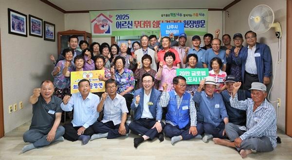 NSP통신-윤병태 나주시장이 무더위쉼터를 찾아 어르신들의 안부를 살피고 있다. (사진 = 나주시)