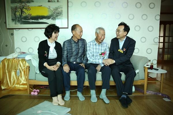 NSP통신-윤병태 나주시장이 제53회 어버이날을 기념해 최장수 어르신을 찾아 안부를 살피고 있다. (사진 = 나주시)