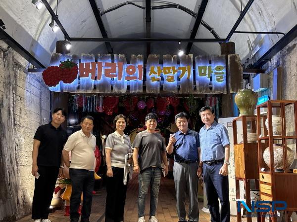 NSP통신-상주시의회 의원연구단체 (상주시 친수거점 관광 활성화 연구회)는 지난 28일 경천섬 친수거점 관광 활성화를 모색하고자 경상남도 김해시 낙동강 레일파크 현장 벤치마킹을 실시했다. (사진 = 상주시의회)