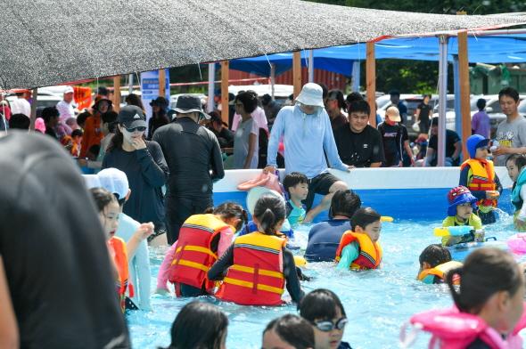 NSP통신-영주시원축제에서 오전 11시부터 17시까지 워터파크존과 스프레이존, 플레이존에서 아이스컬링, 물총사격, 물풍선 던지기를 즐길수 있다. (사진 = 영주시)