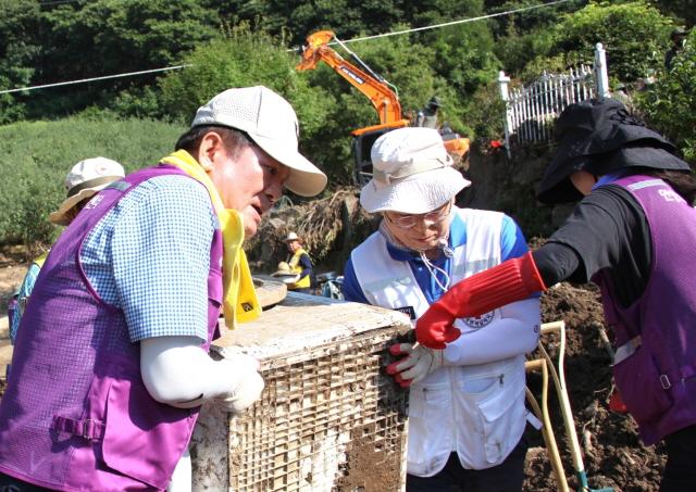 NSP통신-29일 최대호 안양시장이 오전 경기 가평군 수해복구 작업에 동참하고 있다. (사진 = 안양시)