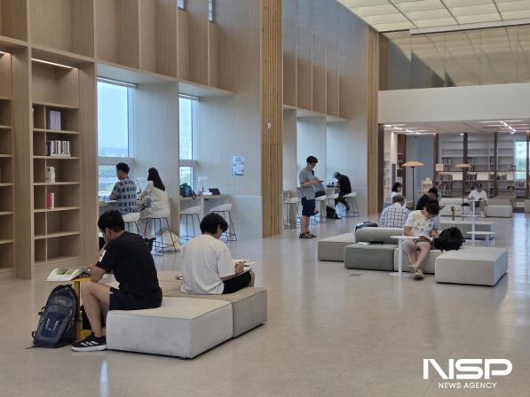 NSP통신-순천시민들이 어울림도서관에서 독서를 하고 있다 (사진 = 순천시)