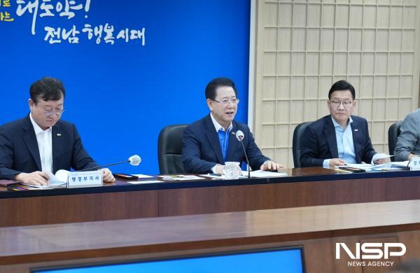 NSP통신-김영록 전라남도지사가 29일 도청 서재필실에서 실국장 정책회의를 주재하고 있다. (사진 = 전남도)