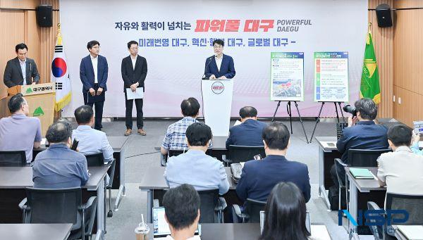 NSP통신-김정기 대구시장 권한대행이 29일 대구시청 동인청사 2층 상황실에서 대구제2국가산단 조성사업의 기획재정부 예비타당성조사 통과를 발표하고 있다. (사진 = 대구시)
