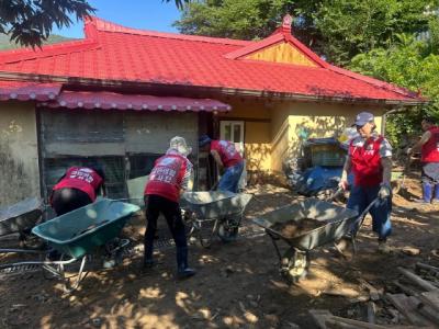 [NSP PHOTO]군포시 국민의힘 서산 수해현장 복구 구슬땀