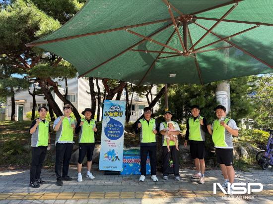 NSP통신-중마동청년회 광양시청 앞 사거리에서 감동수(水) 나눔 행사 기념 찰영 (사진 = 광양시청)