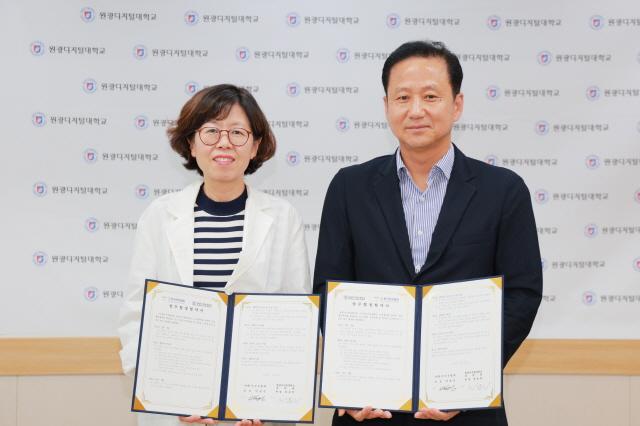 NSP통신-28일 원광디지털대 서울캠퍼스에서 열린 한국치유협회와의 단체협약 체결식에서 최윤희 원광디지털대 대학원장(왼쪽)과 박장준 한국치유협회 대표가 협약 기념촬영을 하고 있다. (사진 = 원광디지털대학교)