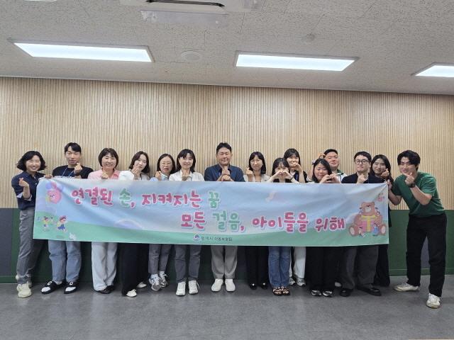 NSP통신-평택시청 소회의실에서 열린 아동학대 공동업무수행기관 간담회 참석자들의 기념촬영 모습. (사진 = 평택시)