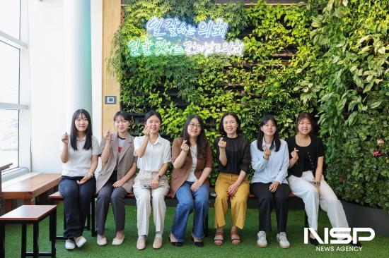 NSP통신-대학생 인턴십 참여자 기념 찰영 (사진 = 전남도의회)