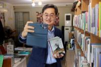 [NSP PHOTO]김동연 소비쿠폰도 쓰고, 좋아하는 책도 사고 두 배로 기뻐