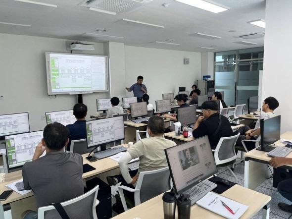 NSP통신-봉화군 스마트팜 복합환경제어 프로그램 교육, 임대형 스마트팜 입주예정농업인 대상 복합환경제어 등 프로그램 실습 (사진 = 봉화군)
