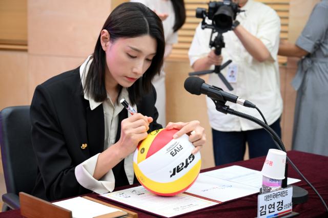 NSP통신-배구 여제 김연경이 29일 MBC 배구예능 성공기원 안산시 도시브랜드 제고 파트너십 강화 자리에서 기념구에 사인을 하고 있다. (사진 = 안산시)