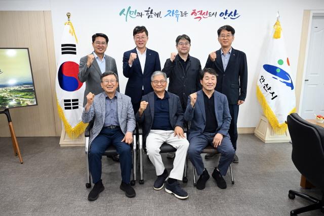 NSP통신-이민근 안산시장(뒷줄 왼쪽 두번 째)이 관내 기업인을 초청해 간담회를 열고 함께 기념촬영을 하고 있다. (사진 = 안산시)