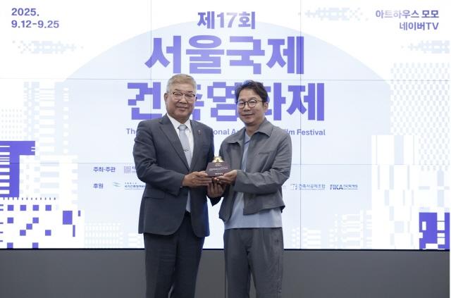 NSP통신-제 17회 서울국제건축영화제 홍보대사에 임명된 심현섭(오른쪽)과 김재록 대한건축사협회 회장이 기념촬영을 하고 있다.