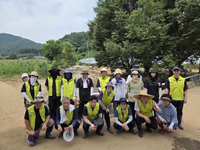 NSP통신-군포시의회 가평군 상면 피해 복구 활동 기념촬영 모습. (사진 = 군포시의회)