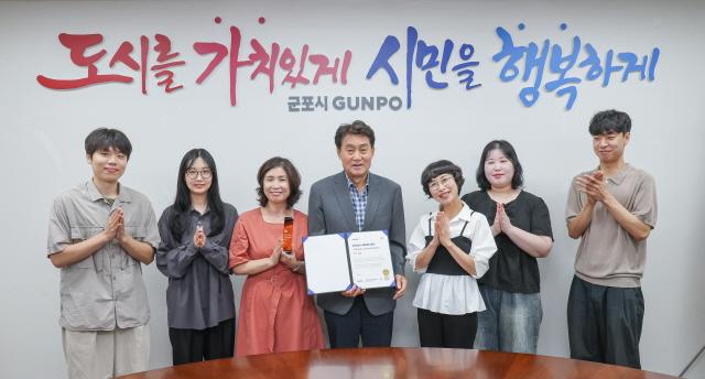 NSP통신-군포시가 30일 대한민국 소셜인터넷서비스 혁신대상인 소셜아이어워드 2025에서 지방자치단체 시청 분야 인스타그램 최우수상을 수상했다. 사진은 하은호 시장과 시 관계자들의 수상 기념촬영 모습. (사진 = 군포시)