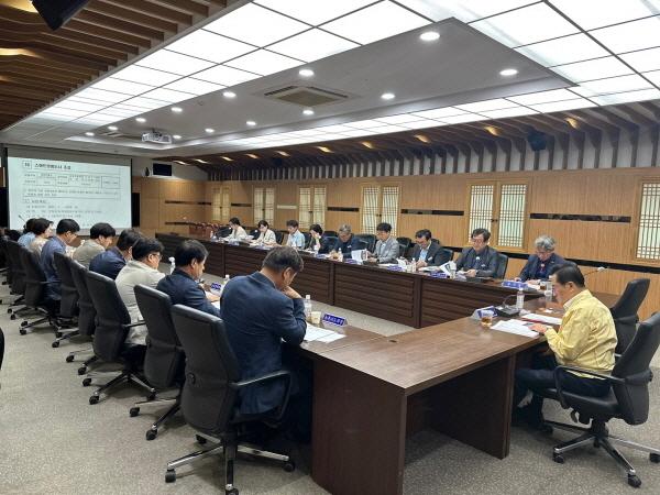NSP통신-영천시는 30일 시청 영상회의실에서 최기문 시장과 공약사업 담당 부서장 등 20여 명이 참석한 가운데 민선8기 3주년 공약사업 추진상황 보고회를 개최했다. (사진 = 영천시)