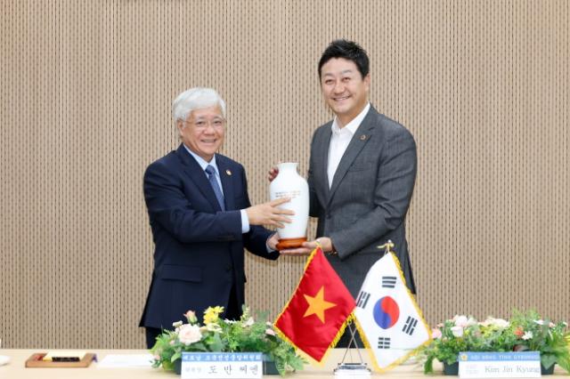 NSP통신-30일 오후 김진경 경기도의회 의장(오른쪽)이 도의회 예담채에서 도반찌엔 베트남 조국전선중앙위원회 위원장과 선물 교환을 하는 모습. (사진 = 경기도의회)