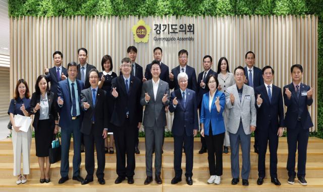 NSP통신-베트남 조국전선중앙위원회 대표단이 경기도의회 를 방문해 지방의회 차원의 우호 협력 확대 방안에 대한 의견을 나누고 한국-베트남 기업인투자자협회(VKBIA) 관계자들과 기념촬영 하는 모습. (사진 = 경기도의회)