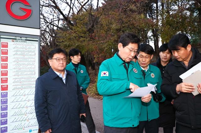 NSP통신-이상일 용인특례시장이 지난해 12월 5일 아침 기흥역 버스정류장에서 광역버스 운행 상황을 점검하는 모습. (사진 = 용인특례시)