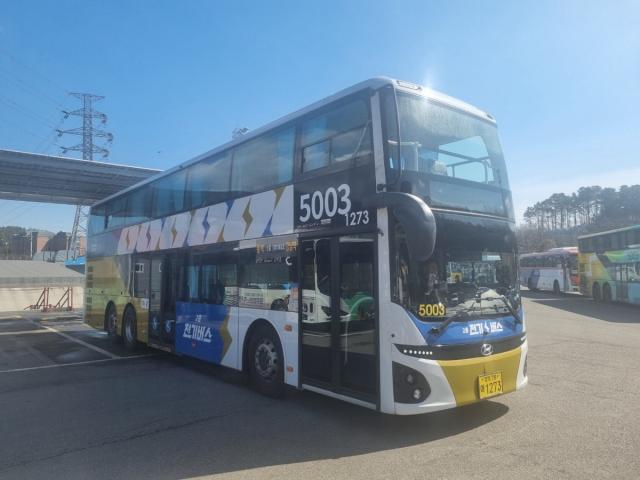NSP통신-용인에서 강남역 방면을 운행하는 5003번 2층 전기버스 모습. (사진 = 용인특례시)