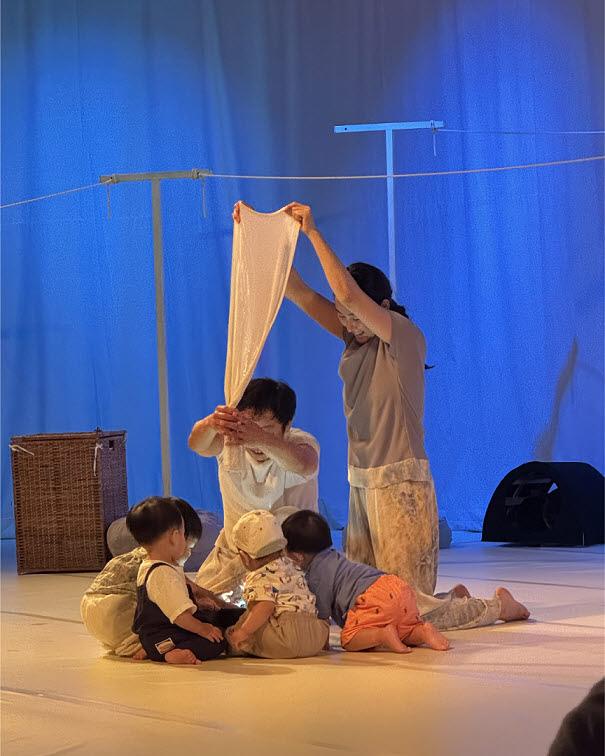 NSP통신-경기 아기공연예술 페스티벌 작은 몸, 큰 상상 공연 모습. (사진 = 경기도의회)