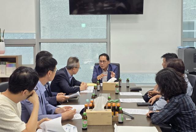 NSP통신-안광률 경기도의회 교육기획위원장이 경기도교육청의 학교급식 식재료 구매 방침 변경에 대해 간담회를 진행했다.. (사진 = 경기도의회)