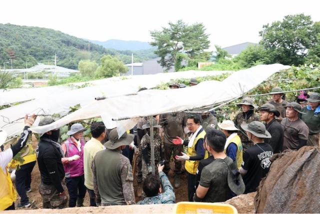 NSP통신-31일 오전 김동연 경기도지사가 가평군 호우피해 지역을 방문해 수해복구 자원봉사자들을 격려하고 있다. (사진 = 경기도)