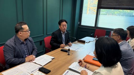 NSP통신-30일 충북도청을 방문한 김동규 경기도의원이 보건정책 실무진과 간담회를 하고 있다. (사진 = 김동규 의원실)