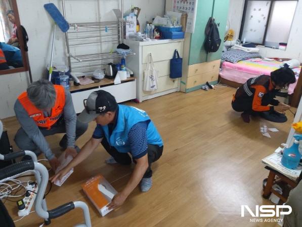 NSP통신-고흥군 우리동네 복지기동대와 119생활안전순찰대는 노후주택 화재예방 위해 긴급 점검에 나섰다 (사진 = 고흥군)