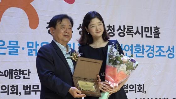 NSP통신-지역사회발전에 기여한 공로로 자랑스러운 안산시민상에 선정된 장윤정 경기도의원(오른쪽)이 수상 기념촬영을 하고 있다. (사진 = 장윤정 의원실)