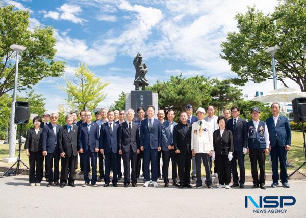 NSP통신-구미시는 31일 동락공원 구미과학관과 장진홍 선생 동상 앞에서 제95주기 장진홍 선생 추모식을 엄숙히 거행했다. (사진 = 구미시)