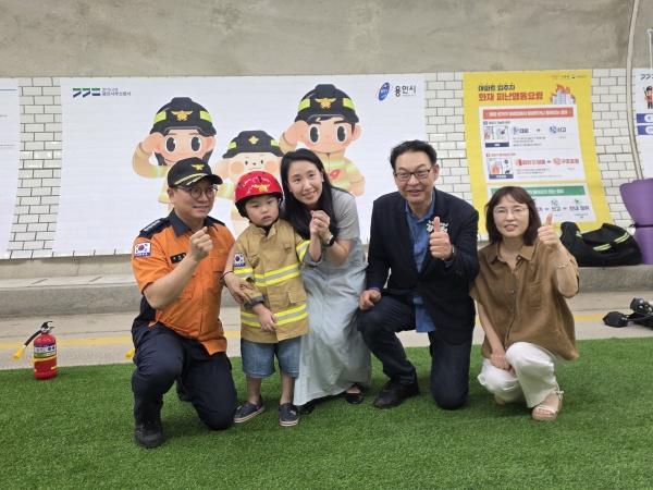 NSP통신-강웅철 경기도의원(오른쪽 두번째)이 용인시 수지중앙터널에서 열린 소방안전체험 행사 참석자들과 기념촬영을 하고 있다. (사진 = 강웅철 의원실)