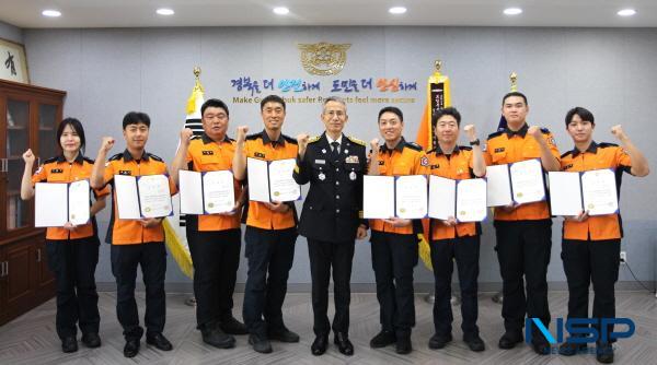 NSP통신-포항북부소방서는 31일 2025년 상반기 세이버 수여식을 열고, 심정지 및 급성 뇌졸중 환자 구조에 기여한 소방관 11명에 인증서와 배지를 수여했다. (사진 = 포항북부소방서)