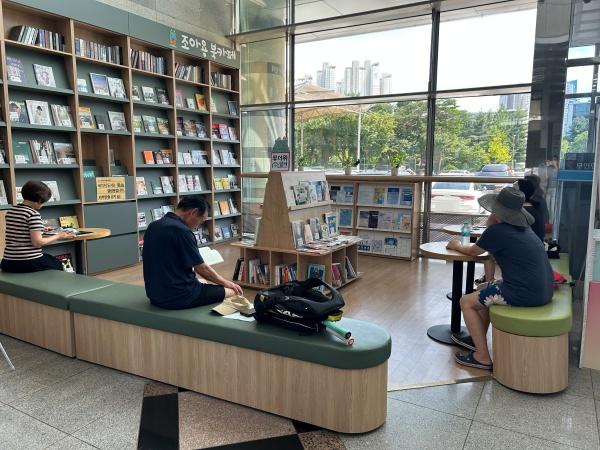 NSP통신-기흥구는 지역내 행정복지센터와 구청 청사를 무더위쉼터로 지정했다. 사진은 조아용 북가페 모습. (사진 = 용인특례시 기흥구)
