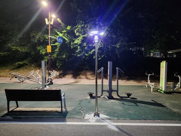 NSP통신-용인특례시 수지구 주요 하천변에 야간 환경 개선을 위해 설치한 태양광 포충기. (사진 = 용인특례시 수지구)