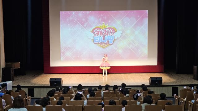 NSP통신-캐치! 티니핑 싱어롱쇼 인기 캐릭터들이 선보이는 생동감 넘치는 퍼포먼스는 어린이뿐 아니라 가족, 친구, 연인 등 모든 연령층의 이목을 끌며 축제장 전체를 밝고 따뜻한 에너지로 물들였다. (사진 = 봉화군)