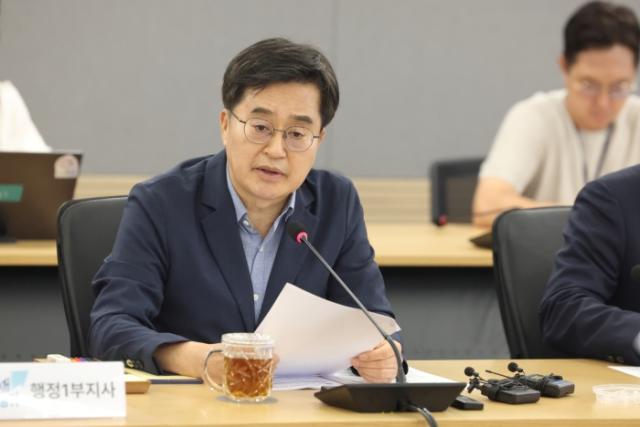 NSP통신-31일 오후 경기도청 서희홀에서 김동연 경기도지사, 김성중 행정1부지사, 고영인 경제부지사 등이 참석한 한미관세 협상 타결에 따른 경기도 특별지원대책 회의에서 모두발언을 하고 있다. (사진 = 경기도)
