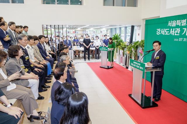 NSP통신-진교훈 서울 강서구청장(오른쪽)이 가양동 옛 공진초 부지에 새로 들어선 강서도서관 가양관 개관식에 참석해 인사말을 하고 있다.