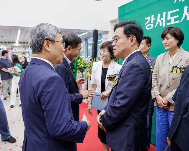 NSP통신-진교훈 서울 강서구청장(오른쪽)이 가양동 옛 공진초 부지에 새로 들어선 강서도서관 가양관 개관식에 참석해 정근식 서울특별시교육감과 대화하고 있다.
