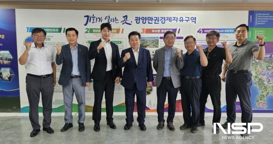 NSP통신-일본의 드론 전문 기업인 리베라웨어(Liberaware) 김태홍 한국지사장 일행 방문 기념 찰영 (사진 = 광양만권경제자유구역청)