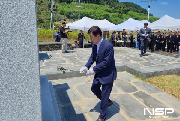 NSP통신-제75주년 이야포·두룩여 미군폭격사건 희생자 추모식에서 정기명 여수시장이 헌화하고 있다. (사진 = 여수시)