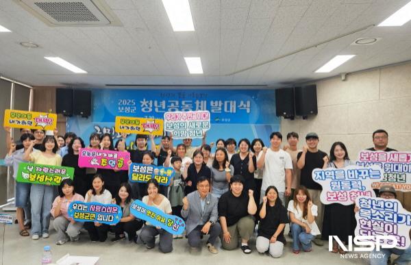 NSP통신-2025년 보성군 청년공동체 발대식을 개최하고 청년이 주도하는 지역 활동의 본격적인 출발을 알렸다.(꽃 브로치-보성군 서형빈 부군수와 보성군 청년공동체) (사진 = 보성군)
