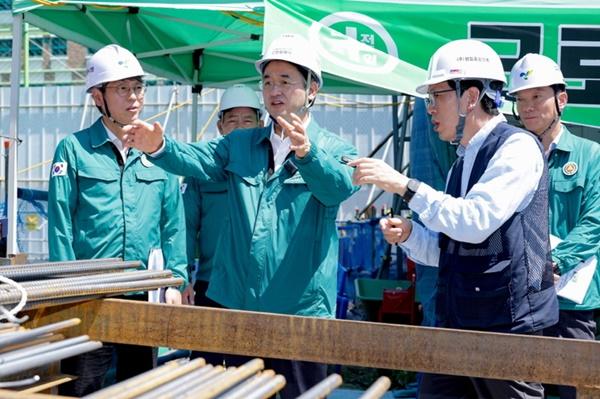 NSP통신-원흥 복합문화센터 건립 공사 현장을 찾은 이동환 고양특례시장 (사진 = 고양시)