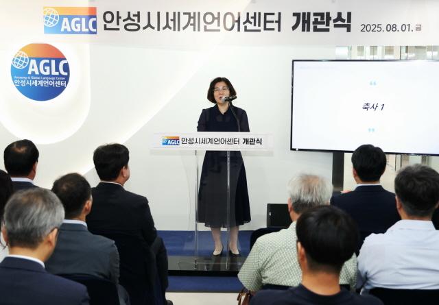 NSP통신-김보라 시장이 1일 학자로 신축 복합건물에서 열린 안성시 세계언어센터 개관식에서 축사를 하고 있다. (사진 = 안성시)