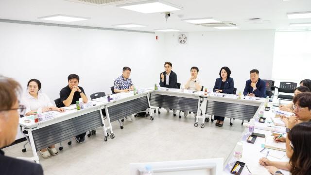 NSP통신-안산시의회 의원연구단체 너와 나의 연결고리가 지난달 31일 서울 영등포구에 위치한 서울외국인주민센터를 방문해 벤치마킹을 실시했다. (사진 = 안산시의회)