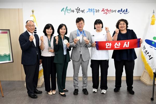 NSP통신-안산시청에서 이민근 안산시장이 직장운동경기부 유도부 소속인 김하윤 선수의 금메달 봉납식 개최 후 참석자들이 기념촬영을 하고 있다. (사진 = 안산시)