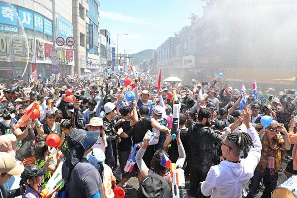 NSP통신-제18회 정남진 장흥물축제 기간 중 선보인 살수대첩거리퍼레이드. (사진 = 장흥군)