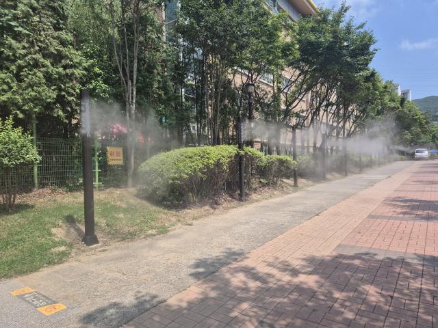 NSP통신-용인특례시 폭염 대비 쿨링포그 운영 모습. (사진 = 용인특례시)