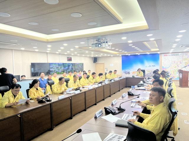 NSP통신-정장선 시장이 3일 시청 재난안전상황실에서 집중호우 피해를 대비하기 위한 긴급대책회의를 주재하고 있다. (사진 = 평택시)